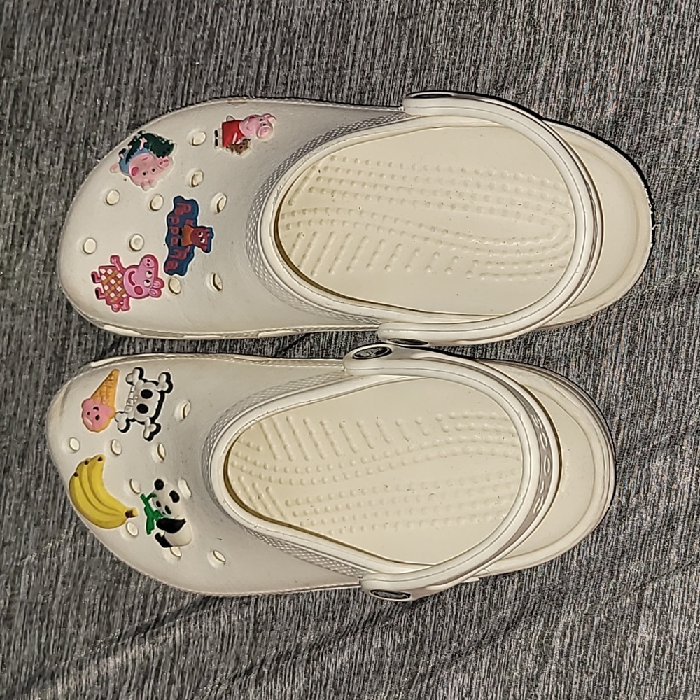 CROCS White clogs with Jibbits 5/7